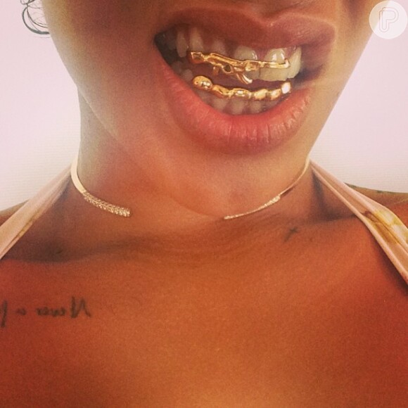 Rihanna postou foto usando dente de ouro em forma de arma