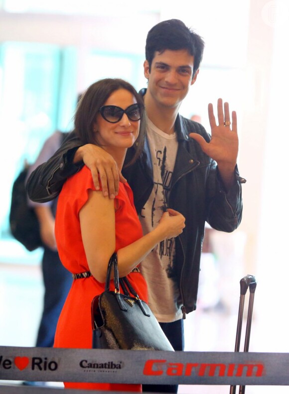 Mateus Solano e Paula Braun embarcam no aeroporto Santos Dumont, em 8 de agosto de 2013