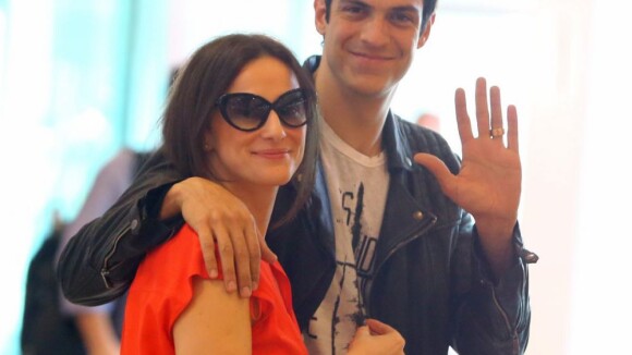 Mateus Solano troca carinhos com a mulher no aeroporto e é tietado por fãs