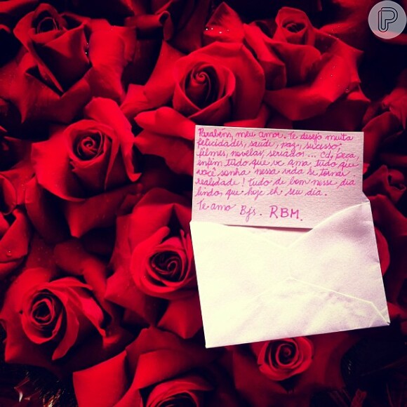 Antonia Morais, no dia de seu aniversário, recebe flores e declarações do namorado, Romeu Bentes-Montenegro
