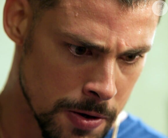 Juliano (Cauã Reymond) se desespera com o assassinato de Faustini (Ricardo Pereira), na novela 'A Regra do Jogo'