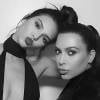 A modelo comemorou 20 anos com um look superdecotado ao lado da irmã Kim Kardashian