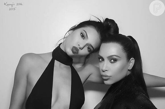 A modelo comemorou 20 anos com um look superdecotado ao lado da irmã Kim Kardashian