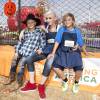 Gwen Stefani teve três filhos com seu ex-marido. Kingston, 9 anos e Zuma, de 6, aparecem com ela na foto