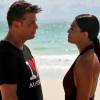 Carolina (Juliana Paes) e Arthur (Fábio Assunção) ficam juntos na praia, na novela 'Totalmente Demais'