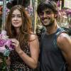 Jonatas (Felipe Simas) salva a Eliza (Marina Ruy Barbosa) de Jacaré (Sergio Malheiros) e propõe que ela venda flores à noite, na novela 'Totalmente Demais'