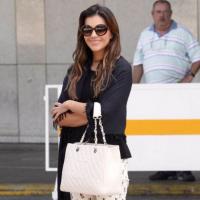 Mariana Rios usa calça estilosa na companhia do pai, Alonso, no aeroporto do Rio