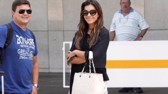 Mariana Rios usa calça estilosa na companhia do pai, Alonso, no aeroporto do Rio