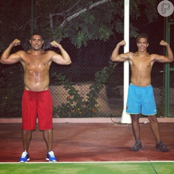 Ronaldo e o filho Ronald, sem camisa, fazem pose de fisiculturista. O filho do Fenômeno postou a foto em 8 de agosto de 2013