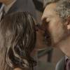 Atena (Giovanna Antonelli) descobre que Romero (Alexandre Nero) pediu Tóia (Vanessa Giácomo) em namoro, na novela 'A Regra do Jogo'