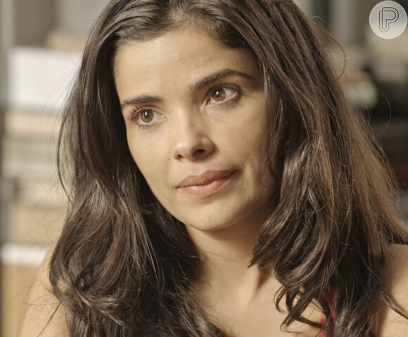 Tóia (Vanessa Giácomo) fica horrorizada e devolve o anel de compromisso a Romero (Alexandre Nero), na novela 'A Regra do Jogo'