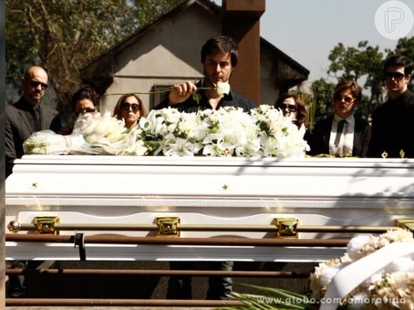 Thales (Ricardo Tozzi) coloca uma rosa branca no caixão de Nicole (Marina Ruy Barbosa), em 'Amor à Vida'