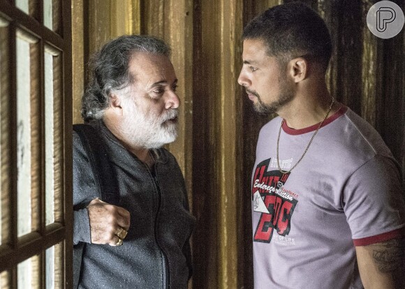 Zé Maria (Tony Ramos) é salvo de armadilha de Juliano (Cauã Reymond) para mandá-lo para a cadeia e mesmo assim ajuda o filho a fugir da facção, na novela 'A Regra do Jogo'