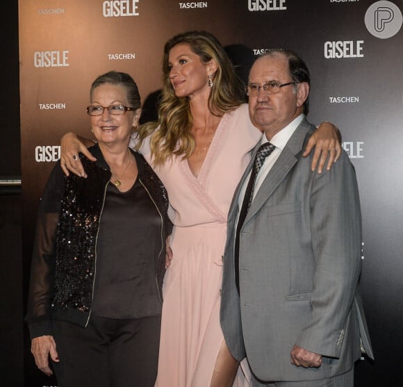 Gisele Bündchen leva os pais para o lançamento do seu livro em São Paulo, na noite de sexta, dia 6 de novembro de 2015