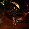Bruna Marquezine chegou de guarda-chuva em restaurante no Itanhangá, Zona Oeste do Rio