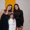 A atrizes Maria Casadevall e Bruna Marquezine posam com a filha do autor Mario Teixeira durante o evento