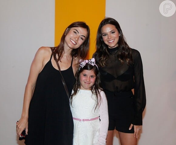 A atrizes Maria Casadevall e Bruna Marquezine posam com a filha do autor Mario Teixeira durante o evento