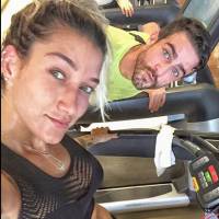 Gabriela Pugliesi exibe físico sequinho em dia de malhação ao lado do namorado