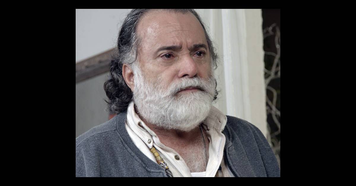 Zé Maria (Tony Ramos) finge que se enforca com um lençol e ...