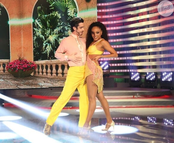 Negra Li e seu parceiro Edgar Fernandes mostram passos de salsa vestindo amarelo no 'Dança dos Famosos'
