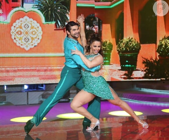 Viviane Araújo e Marcelo Grajeiro dançam salsa no 'Dança dos Famosos' do domingo, dia 8 de novembro