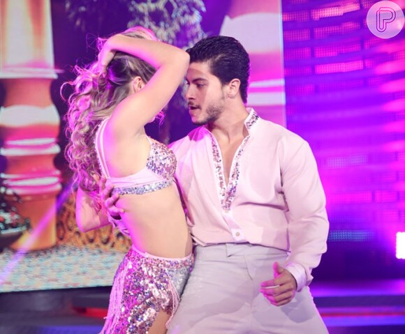 Arthur Aguiar e Mayara Araújo alcançaram a liderança do 'Dança dos Famosos' dançando salsa