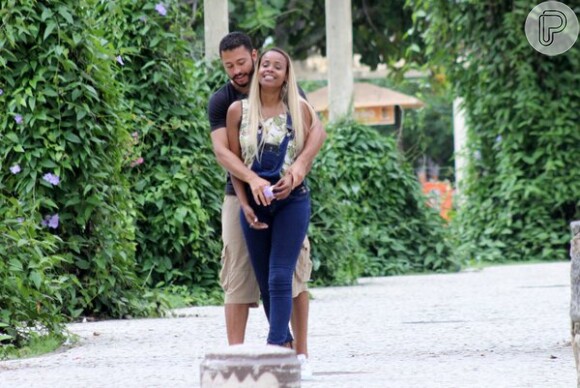Roberta Rodrigues troca carinhos com namorado em passeio neste domingo (8), em um passeio a dois pela Lagoa Rodrigo de Freitas, no Rio