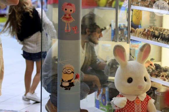 Felipe Simas, que estreia amanhã em 'Totalmente Demais', em loja de brinquedos com o filho Joaquim