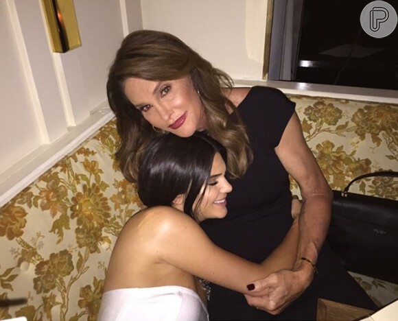 Caitlyn rece um abraço da filha, Kendall Jenner, que aparece no reality ao lado das irmãs