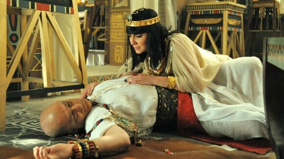 Novela 'Os Dez Mandamentos': Paser morre nos braços de Nefertari após discussão