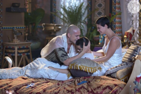 Na última praga que assolou o Egito, o filho de Nefertari (Camila Rodrigues) e Ramsés (Sergio Marone) morreu