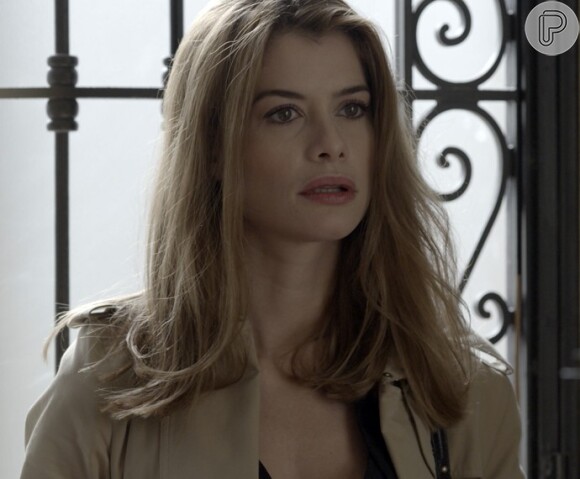 Lívia devolve à Vitória uma caixinha de música que encontrou na antiga casa e ela se emociona