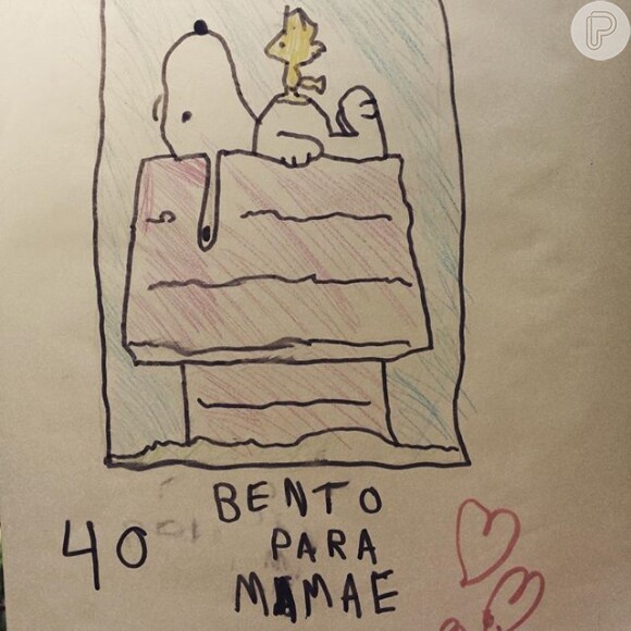 Maria Ribeiro mostrou aos seus seguidores um presente especial que ganhou do filho caçula. Bento, fruto do relacionamento com Caio, fez um desenho para a mamãe famosa. 'Bento desenhista', contou orgulhosa