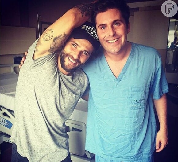Bruno Gagliasso, irmão do ator, postou uma foto com o irmão ainda com roupas cirúrgicas e celebrou o nascimento do sobrinho com uma declaração nas redes sociais. 'O maninho agora é papai... Te Amo', escreveu