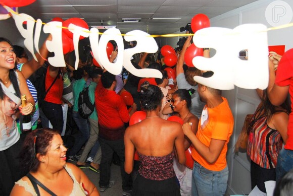 Assim como prometeram nas redes sociais, os fãs da loira compareceram à frente da porta da 10ª Vara de Família, na capital pernambucana, para prestar apoio e solidariedade à cantora
