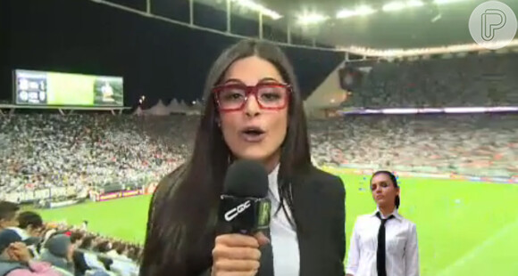 Aline Riscado vira repórter do 'CQC' por um dia e entrevista jogadores e torcida do Corinthians