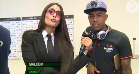 Aline Riscado vira repórter do 'CQC' por um dia e entrevista jogadores e torcida do Corinthians