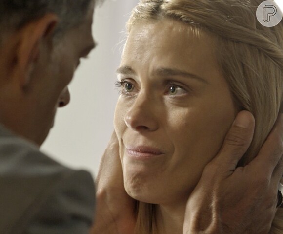 Lara (Carolina Dieckmann) vai fugir de Orlando (Eduardo Moscovis) em 'A Regra do Jogo'