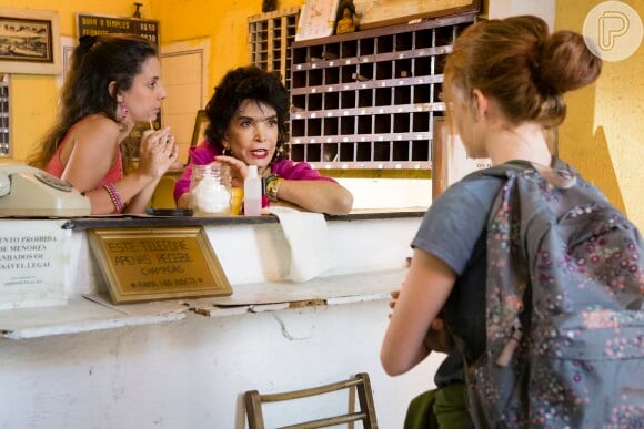 Eliza (Marina Ruy Barbosa) é recebida na pensão por Fátima (Lady Francisco) e Jessy (Claudia Sardinha), na novela 'Totalmente Demais'