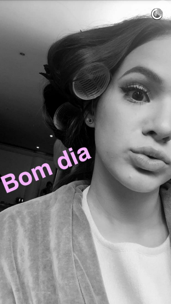Bruna Marquezine brincou ao aparecer se arrumando no Snapchat