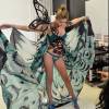 A estreante Gigi Hadid também exibiu seu look inspirado em asas de borboleta