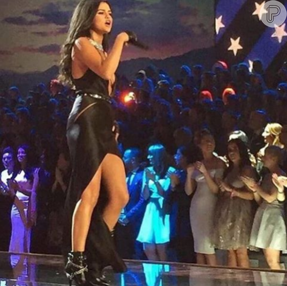 Selena Gomez apostou em um look pretinho decotado