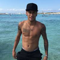 Neymar organiza festa de réveillon em sua casa de Barcelona com tudo liberado