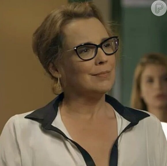 Os óculos de grau usados por Emília (Ana Beatriz Nogueira) em 'Além do Tempo' são da marca MaxMara e ficaram em quarto lugar dos mais pedidos à Central de Atendimento ao Telespectador da Globo