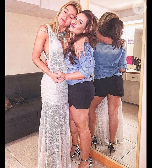 Fernanda Souza posa com a amiga Gabriela Pugliesi usando mais um shortinho do seu closet
