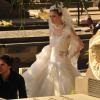 Após a morte da orfã Nicole, em 'Amor à Vida', Marina Ruy Barbosa segue usando o mesmo vestido de noiva em todas as cenas para assombrar Thales (Ricardo Tozzi)