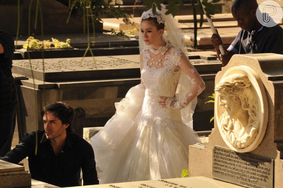Após a morte da orfã Nicole, em 'Amor à Vida', Marina Ruy Barbosa segue usando o mesmo vestido de noiva em todas as cenas para assombrar Thales (Ricardo Tozzi)