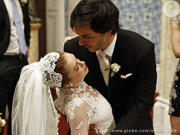 Após a morte de Nicole, personagem de Marina Ruy Barbosa, a atriz segue assombrando Thales (Ricardo Tozzi), exibindo em todas as cenas o mesmo vestido de noiva em que usou no seu casamento
