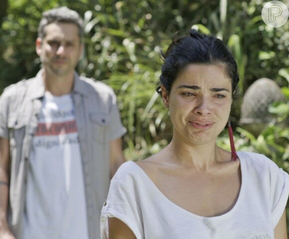 Romero (Alexandre Nero) confessa para Orlando (Eduardo Moscovis) que contou a Tóia (Vanessa Giácomo) que ela é uma sobrevivente do massavre de Seropédica, na novela 'A Regra do Jogo'