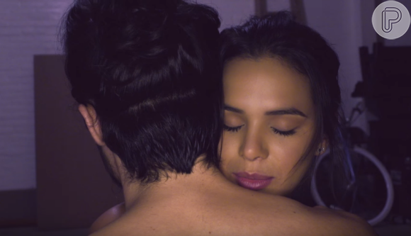 No clipe Marquezine e Iorc fazem um par romântico e a atriz, que está de topless, aparece abraçada ao músico o tempo todo, no maior clima de paixão